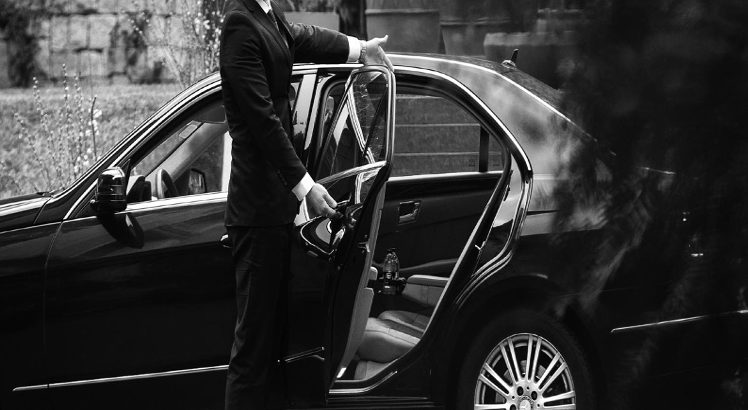 Luxury Car Service New York vs. Traditional Cabs: Airport Limousine Service Comparison